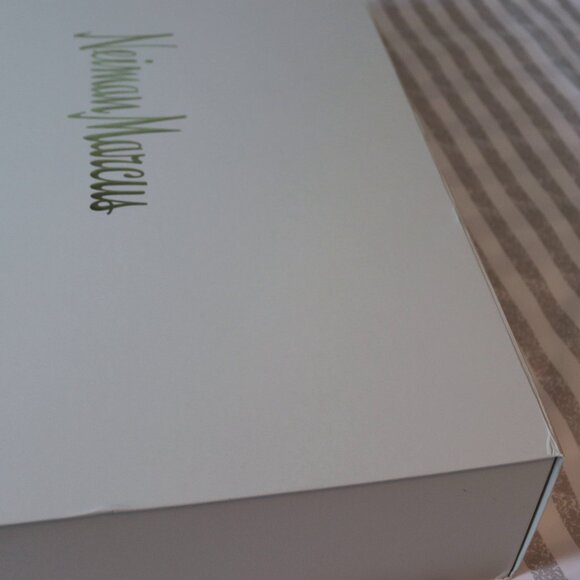 Neiman Marucs XL 27 x 17 Gift Box Oversize - Picture 9 of 13